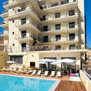 excelsior-hotel-e-appartamenti.hotelitalianriviera.com/